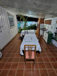 伊瓜苏阿康切戈住宿加早餐旅馆的一个带桌椅的庭院和一间厨房