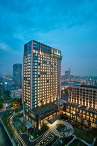 上海上海漕河泾万丽酒店的一座高大的建筑,城市里灯火通明