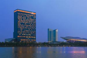 苏州苏州吴江盛虹万丽酒店的水体旁边的高楼