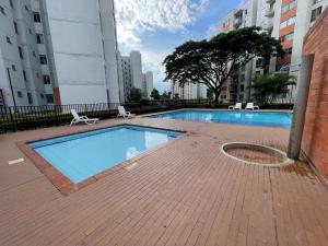 JamundíHermoso y comodo apartamento con Aire acondicionado y parqueo privado en unidad residencial - Jamundi的城市中心的一个游泳池