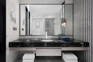 昆明昆明德尔塔酒店的一间带水槽和大镜子的浴室