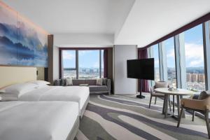 昆明昆明德尔塔酒店的酒店客房设有两张床和一台平面电视。