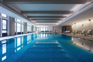 崇礼张家口崇礼太舞威斯汀源宿酒店的大楼内一个蓝色的大型游泳池