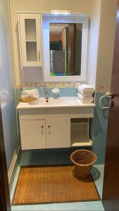 斯希拉特Plage Skhirat appartement amis et familles的一间带水槽和镜子的浴室