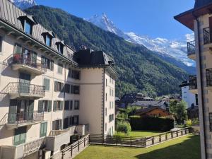 夏蒙尼-勃朗峰4-star apartments in Chamonix centre with free private parking的享有山景。