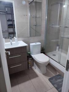 圣地亚哥Cómodo Departamento 1D1B para dos personas的浴室配有卫生间、盥洗盆和淋浴。