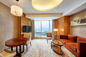 南京南京金茂威斯汀大酒店的客厅配有沙发和桌子