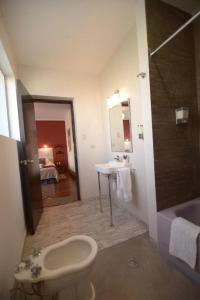 拉巴斯Hotel Mia Inn的浴室配有卫生间、盥洗盆和淋浴。