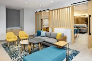 普兰特城TownePlace Suites by Marriott Plant City的客厅配有沙发和椅子