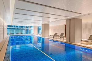 杭州杭州余杭万豪行政公寓的大楼内一个蓝色的大型游泳池