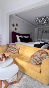 居特斯洛LUXUS-RelaxDays-Apartments的客厅配有沙发和1张床