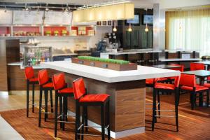 俄克拉何马城俄克拉荷马城机场万怡酒店的餐厅内带红色凳子的酒吧
