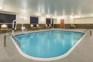 俾斯麦南俾斯麦费尔菲尔德客栈&套房酒店的在酒店房间的一个大型游泳池