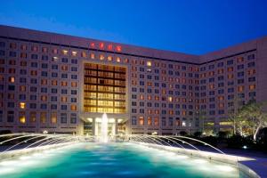 天津万丽天津宾馆的一座建筑前有喷泉的酒店