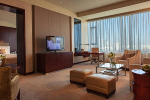 天津万丽天津宾馆的酒店客房设有电视和客厅。