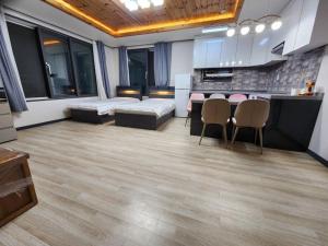 仁川市Unseo Station 10mins - Max 6pax, BBQ的一间大房间,设有厨房,还有一间房间,配有桌椅