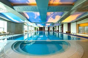 沈阳沈阳新都绿城喜来登酒店的大型游泳池设有大型天花板