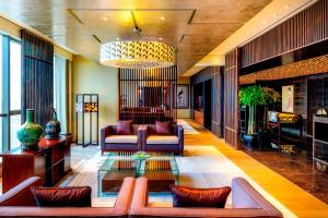 北京北京威斯汀酒店的带沙发和吊灯的客厅