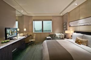 上海上海齐鲁万怡大酒店的酒店客房设有一张大床和一台电视。