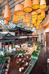 珠海珠海华发喜来登酒店的大型大堂设有桌椅和吊灯。