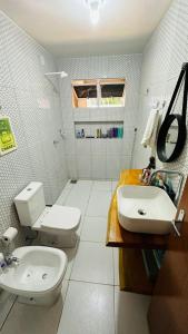 巴拉多库努Quarto Sertão no Mar的一间带卫生间和水槽的浴室