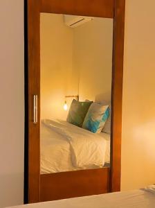 威廉斯塔德Boca Simon Vacation Curacao的配有一张床和一张床的客房内的镜子
