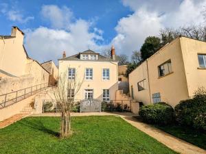 萨尔特河畔萨布雷Gîte Sablé-sur-Sarthe, 3 pièces, 6 personnes - FR-1-410-380的院子中一棵树的白色大房子