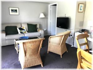 Pukerua BayPeaceful Pukerua Bay的带沙发和藤椅的客厅