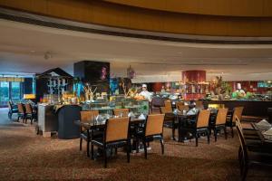 滨海新区天津万丽泰达酒店及会议中心的一间带桌椅的餐厅和一间酒吧