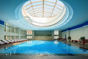 滨海新区天津万丽泰达酒店及会议中心的一座带圆顶天花板的大型游泳池