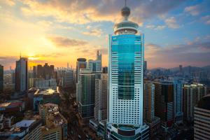 深圳深圳彭年万丽酒店的一座高大的建筑,顶部有圆顶