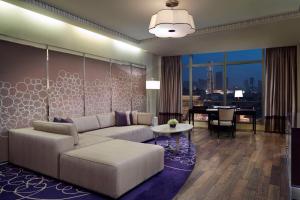 天津天津瑞吉金融街酒店的客厅配有沙发和桌子
