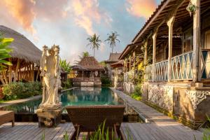 乌布Ubud Lestari Villa的一座别墅,在一座建筑前设有一个游泳池