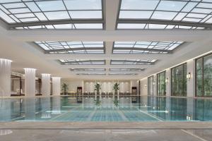银川银川喜来登酒店的一座带天花板的大型游泳池