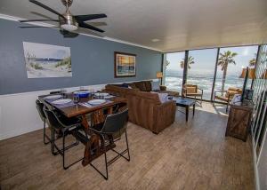 圣地亚哥卡普里岛海滩住宿酒店的客厅配有桌子和沙发