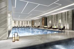 武汉武汉江夏联投福朋喜来登酒店的酒店大堂的大型游泳池