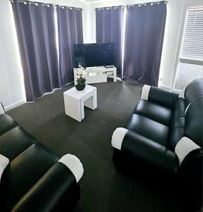 圣雷莫San Remo Coastal Apartment的客厅配有两张沙发和一张桌子