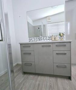圣雷莫San Remo Coastal Apartment的一间带水槽和大镜子的浴室