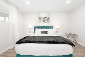 莱斯布里奇Cozy Retreat with Hot Tub and Free Breakfast!的一间卧室配有一张大床和两盏灯。