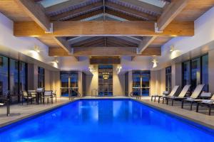 罗基希尔落基山哈特福德万豪酒店的一座配有桌椅的酒店游泳池