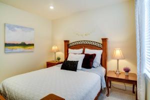 Saratoga SpringsContemporary Home with Grill Near Utah Lake!的一间卧室配有一张白色床、两个床头柜和两盏灯。
