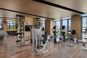 南京南京金轮万怡酒店的一间健身房,内设几件运动器材,位于带窗户的房间