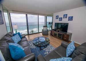 圣地亚哥卡普里岛海滩住宿酒店的带沙发和电视的客厅