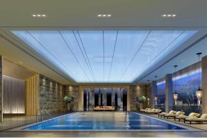 五台五台山万豪酒店的一座带天花板的大型游泳池