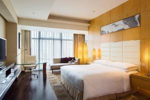 上海上海明捷万丽酒店的酒店客房设有一张大床和一台电视。