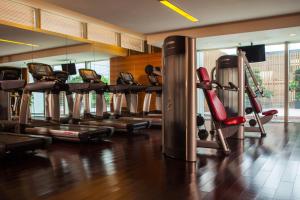 上海上海明捷万丽酒店的健身房,配有一排跑步机和机器