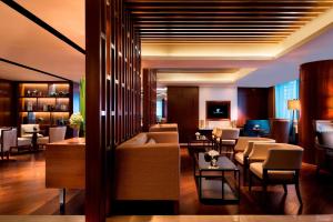 郑州郑州绿地JW万豪酒店的大厅,设有沙发和桌子
