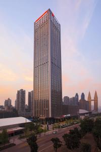 重庆重庆万豪酒店的一座高大的建筑,在城市里有很多窗户