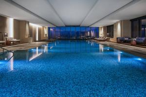 Jiangning南京景枫万豪酒店的一座蓝色海水的大型游泳池