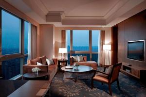 上海上海金桥红枫万豪酒店 的客厅配有家具和大窗户。